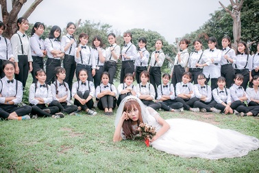 Trọn bộ ảnh kỷ yếu "37 chú rể 1 cô dâu" độc nhất lớp chuyên Văn