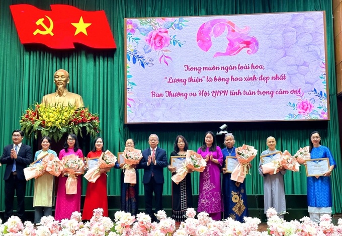 Lãnh đạo tỉnh Thừa Thiên Huế trao Bằng khen và tặng hoa biểu dương những tấm gương phụ nữ cống hiến vì cộng đồng tiêu biểu