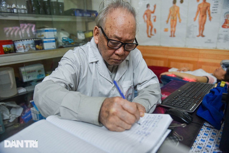Bác sĩ dành nửa đời người chữa bệnh miễn phí cho người nghèo - 3 Bác sĩ dành nửa đời người chữa bệnh miễn phí cho người nghèo - 3