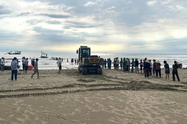 Dông lốc khiến hàng loạt tàu thuyền bị lật, chìm, nhiều người gặp nạn