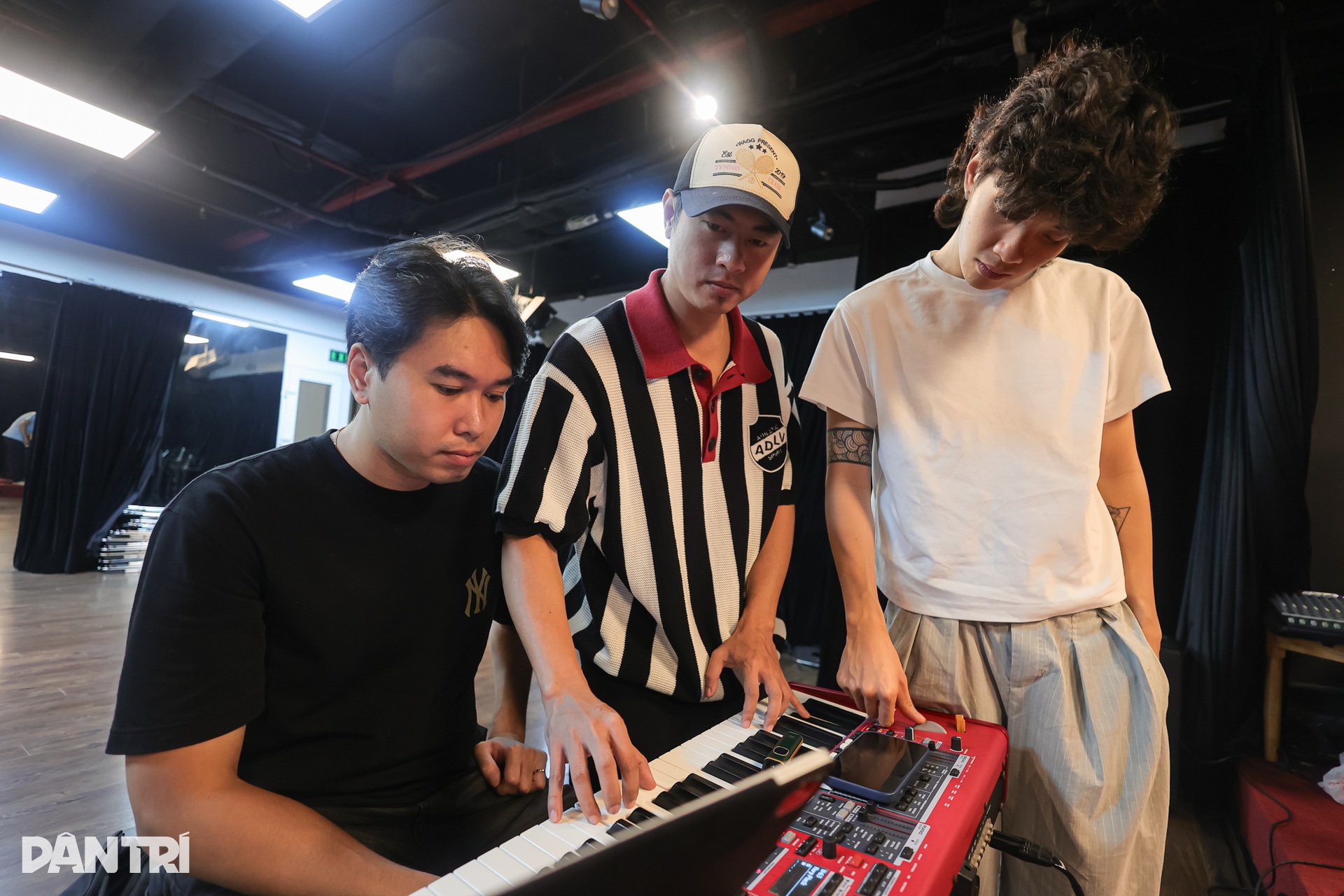 Concert Rực rỡ ngày mới: Đón chờ màn song ca Bùi Công Nam và Hương Tràm - 6 Concert Rực rỡ ngày mới: Đón chờ màn song ca Bùi Công Nam và Hương Tràm - 6