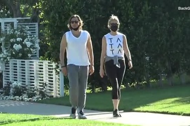 Gwyneth Paltrow và Brad Falchuk cùng đi bộ luyện tập thể dục