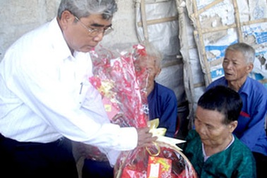 Trao hơn 16 tỷ đồng cho người nghèo dịp Tết 