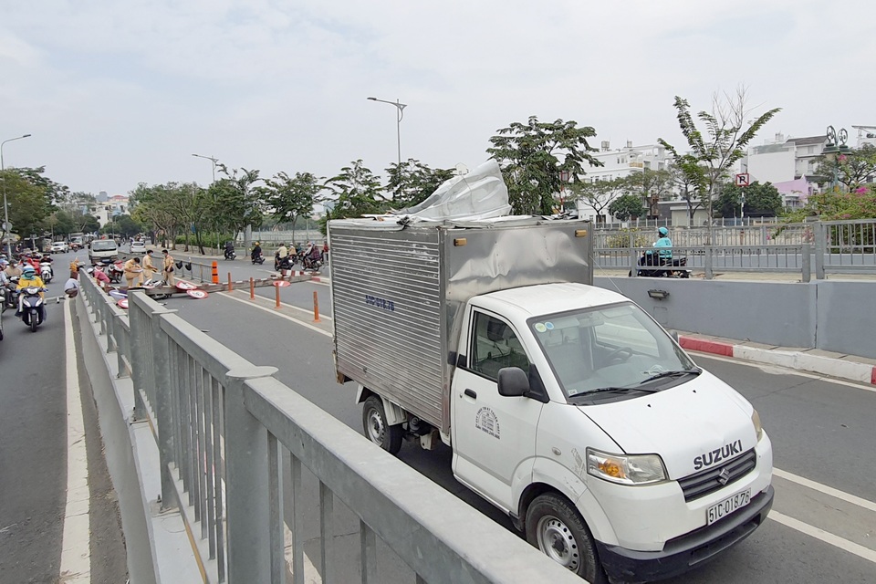 Khung giới hạn chiều cao bị xe tải hạ gục, đổ đè nát đầu xe máy - 3