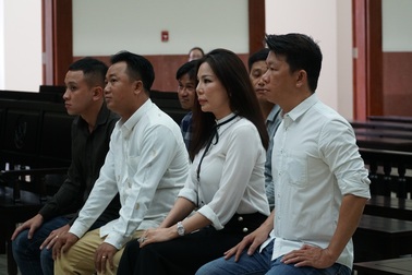 Bác sĩ Chiêm Quốc Thái bỏ về giữa phiên tòa