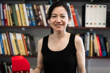 Nữ giáo sư toán học “sốc” khi nhận giải 800.000 USD