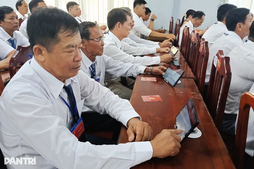Xã ở Cà Mau tổ chức đại hội Đảng “không giấy”, thư ký ghi biên bản bằng AI - 2 Xã ở Cà Mau tổ chức đại hội Đảng “không giấy”, thư ký ghi biên bản bằng AI - 2
