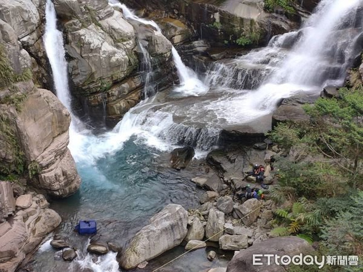 Hai người tử vong trên phim trường Cái ôm đầu tiên - 2