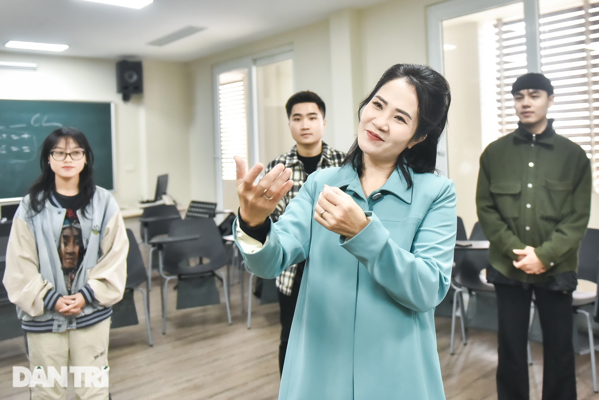 Một ngày làm giảng viên đại học của diễn viên Nguyệt Hằng - 16 Một ngày làm giảng viên đại học của diễn viên Nguyệt Hằng - 16