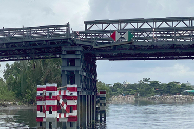 Phong tỏa cầu sắt An Phú Đông bị sà lan tông lệch nhịp