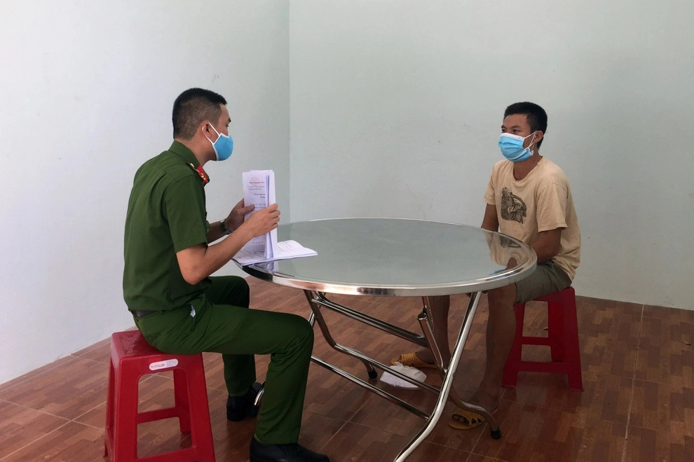 Khởi tố thanh niên vượt chốt phong tỏa, rút dao dọa tổ phòng chống Covid-19 - 1 Khởi tố thanh niên vượt chốt phong tỏa, rút dao dọa tổ phòng chống Covid-19 - 1