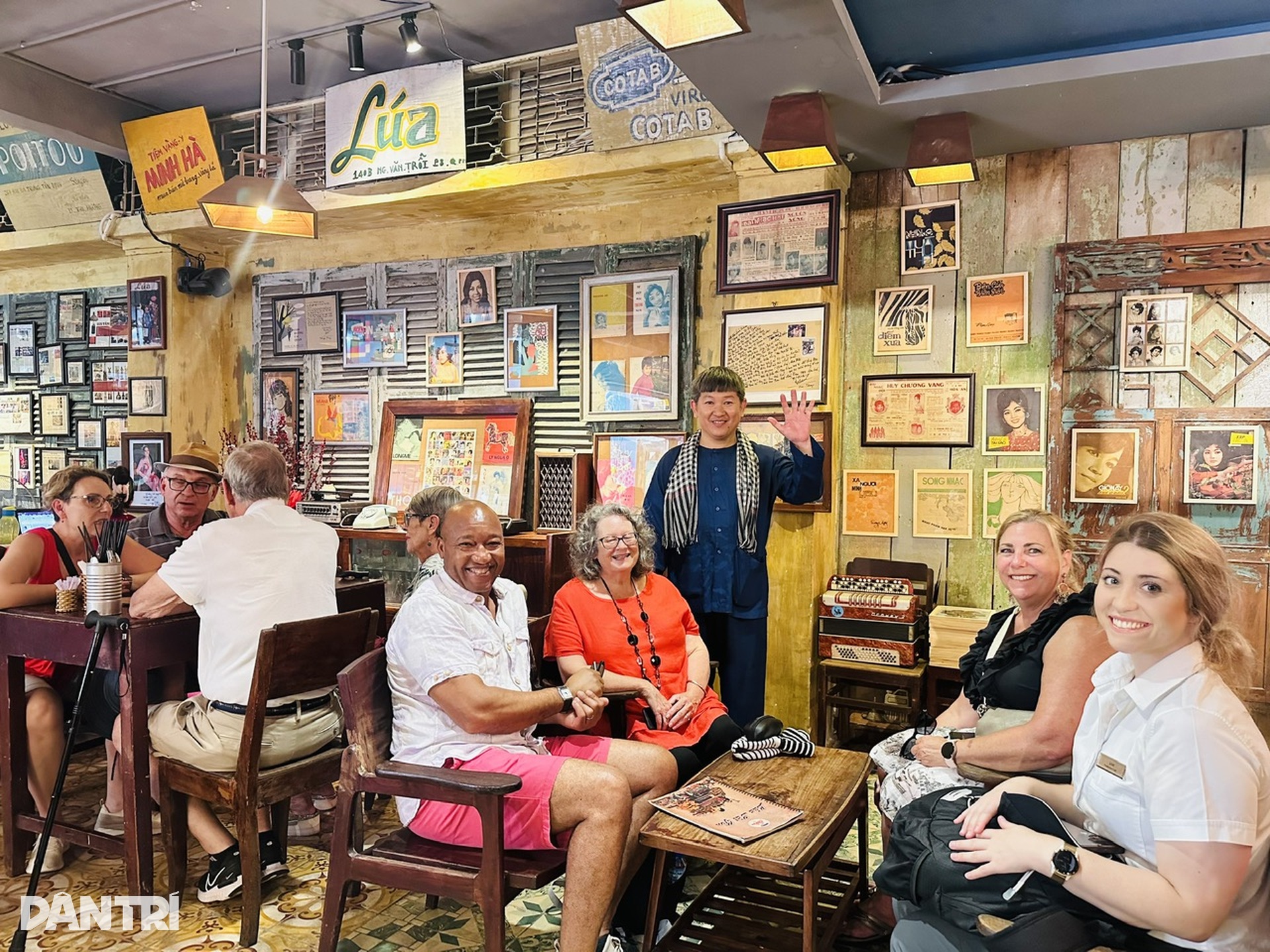 Nghệ sĩ Việt đến cà phê cổ tìm hương vị Tết xưa - 13