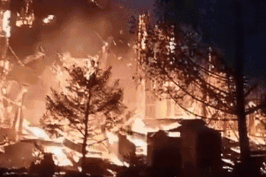 Tượng Phật vẫn nguyên vẹn sau trận hỏa hoạn lớn thiêu rụi chùa ở Trung Quốc