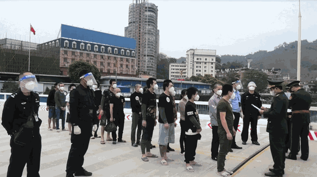 Lào Cai: Tiếp nhận 117 người làm thuê trái phép do Trung Quốc trao trả - 1 Lào Cai: Tiếp nhận 117 người làm thuê trái phép do Trung Quốc trao trả - 1