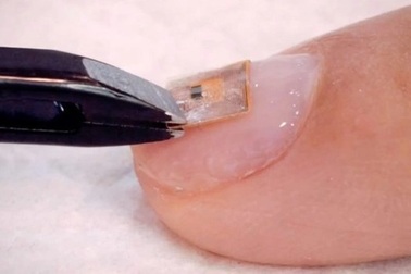 Độc đáo vi chip biến móng tay thành danh thiếp kỹ thuật số