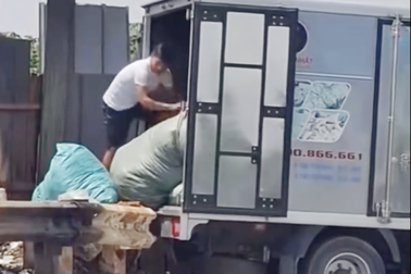 Xe tải chở rác đi đổ trộm giữa ban ngày ở TPHCM