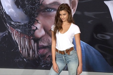 Taylor Hill trẻ trung và tinh tế