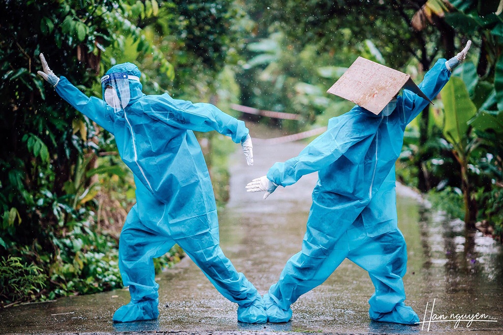 Tan chảy hình ảnh nhảy múa dưới mưa của đôi tình nguyện viên chống dịch - 4 Tan chảy hình ảnh nhảy múa dưới mưa của đôi tình nguyện viên chống dịch - 4