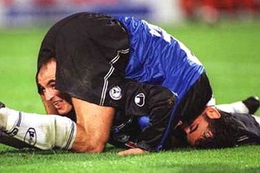 Những khoảnh khắc sân cỏ “không thể nhịn cười”