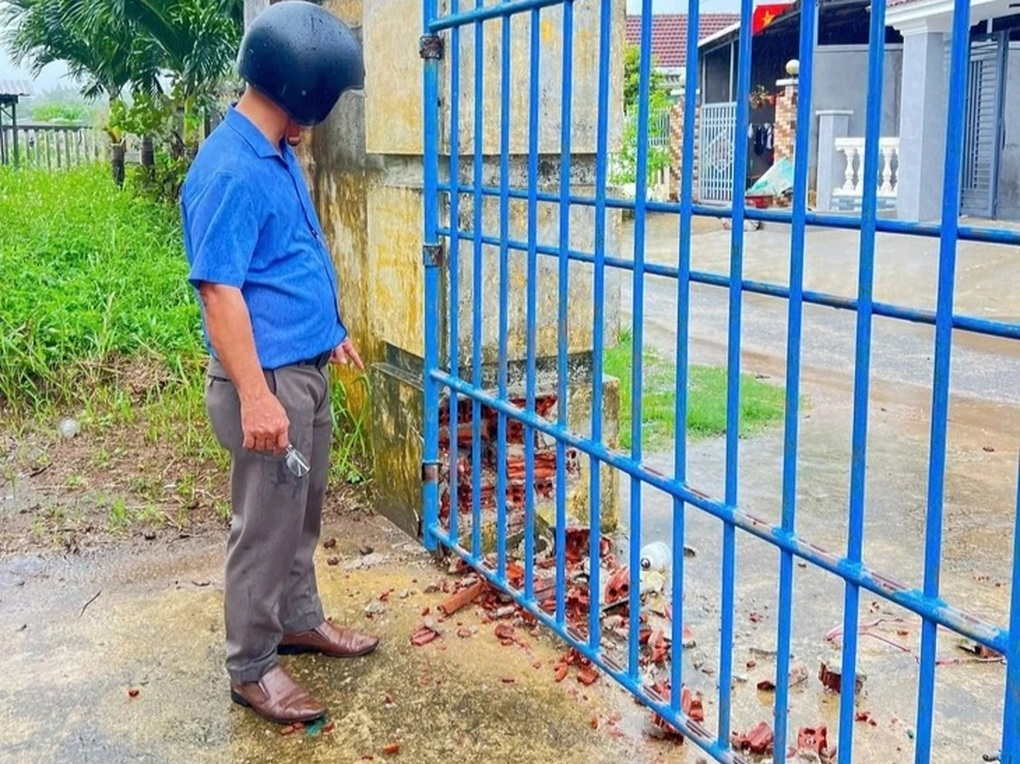 Sét đánh vỡ cổng trường học - 1 Sét đánh vỡ cổng trường học - 1