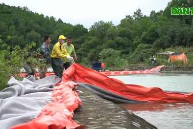 Một tuần sau sự cố, Công ty Nước sạch sông Đà đặt tấm lọc dầu