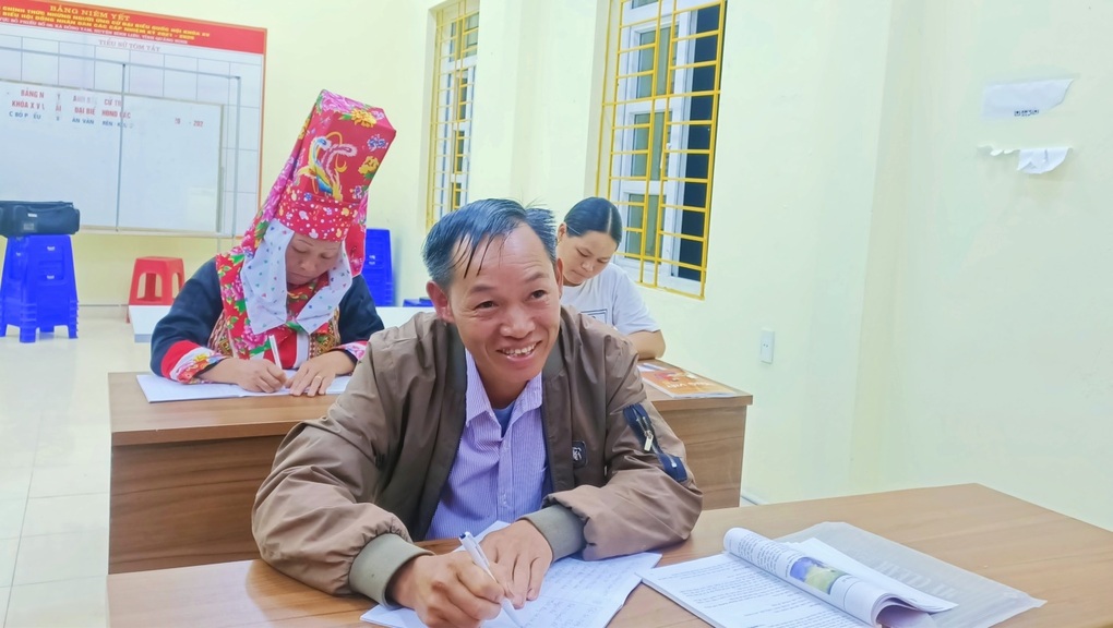 Lớp học giữa rừng đêm của bà con dân tộc ở Bình Liêu - 2 Lớp học giữa rừng đêm của bà con dân tộc ở Bình Liêu - 2