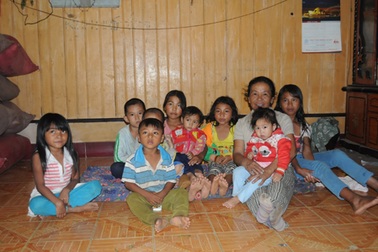 Người mẹ nghèo nhận nuôi 7 trẻ mồ côi