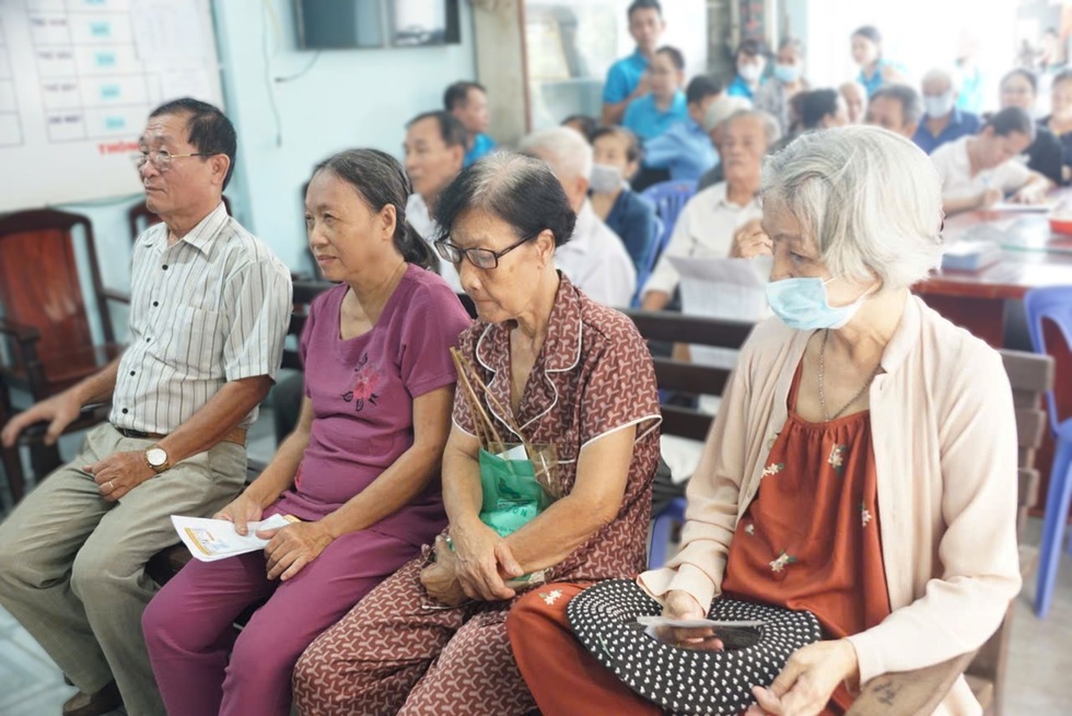 Chính thức đóng BHXH 15 năm có lương hưu, người từ 75 tuổi có trợ cấp - 2 Chính thức đóng BHXH 15 năm có lương hưu, người từ 75 tuổi có trợ cấp - 2