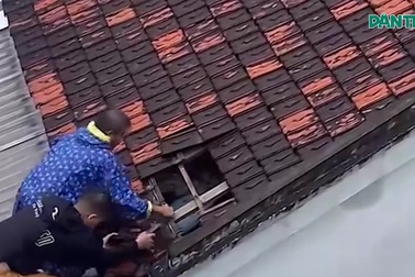 Gỡ mái ngói cứu người mắc kẹt trong tâm lũ miền Trung