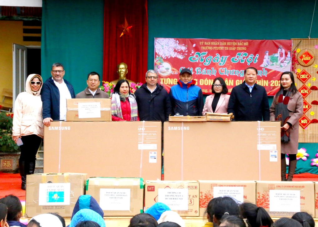Đại sứ Azerbaijan và Đại sứ Kazakhstan tặng quà Tết cho trẻ em Hà Giang - 1 Đại sứ Azerbaijan và Đại sứ Kazakhstan tặng quà Tết cho trẻ em Hà Giang - 1