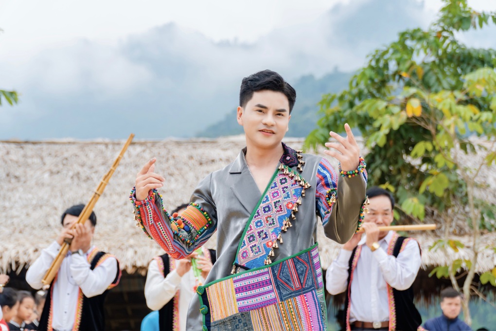 Sao Mai La Hoàng Quý kể chuyện Tết vùng cao bằng âm nhạc - 1 Sao Mai La Hoàng Quý kể chuyện Tết vùng cao bằng âm nhạc - 1