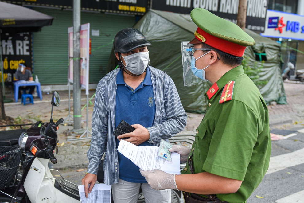 Nhiều người dân thiếu giấy đi đường, đi chợ sai ngày, không đúng giờ - 5 Nhiều người dân thiếu giấy đi đường, đi chợ sai ngày, không đúng giờ - 5