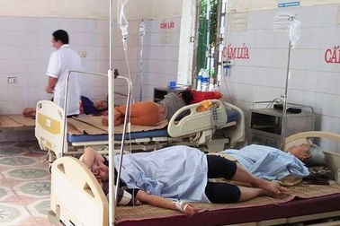 Đi ăn cưới về, 8 người bị ngộ độc phải nhập viện cấp cứu