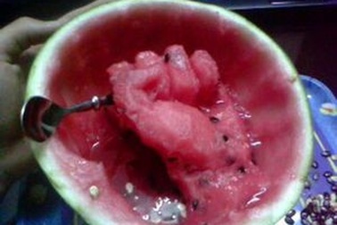 Tạo hình thú vị trên dưa hấu bằng thìa