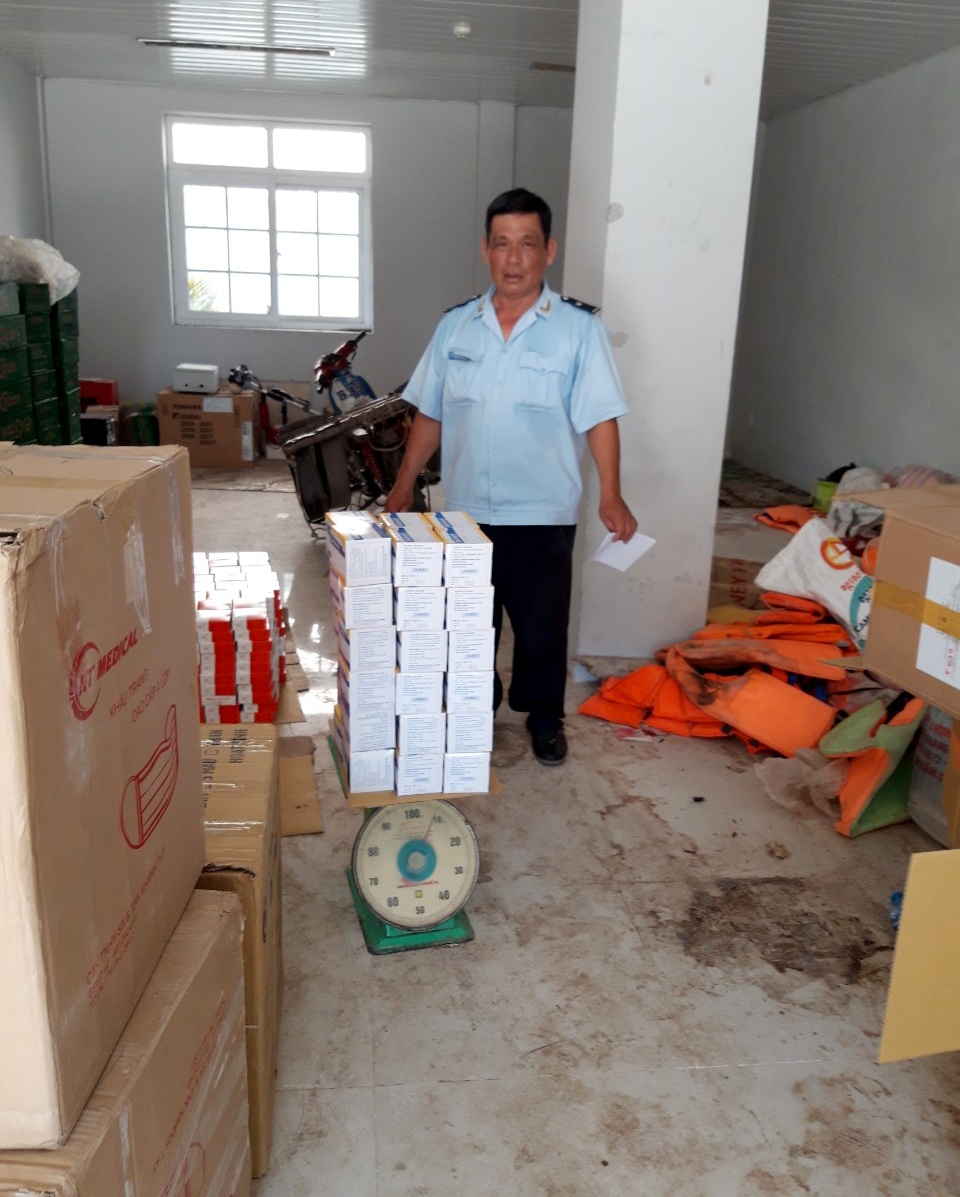 Bắt người đàn ông chở hàng chục nghìn khẩu trang y tế… vượt cửa khẩu - 2 Bắt người đàn ông chở hàng chục nghìn khẩu trang y tế… vượt cửa khẩu - 2