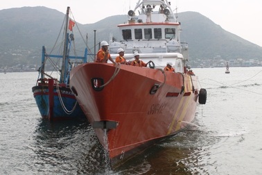 Cứu 11 ngư dân bị đâm chìm tàu trên biển