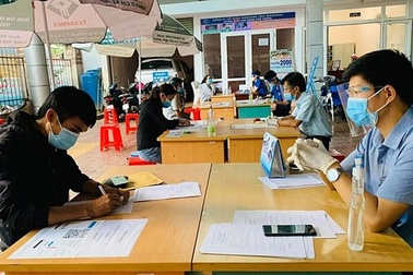 Vì sao doanh nghiệp địa phương và lao động về từ vùng dịch đều "né" nhau?