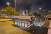 Binh sĩ Iraq "mài" xe bọc thép tóe lửa trên phố