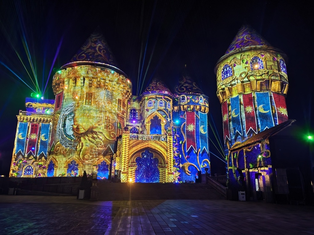 Dịp 2/9, đến Đà Nẵng chiêm ngưỡng show trình diễn 3D mapping siêu thực - 1 Dịp 2/9, đến Đà Nẵng chiêm ngưỡng show trình diễn 3D mapping siêu thực - 1