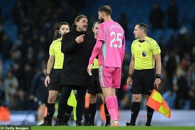 Thủ môn Donnarumma bị tố "chơi bẩn" để giúp Man City thoát hiểm trước Leeds