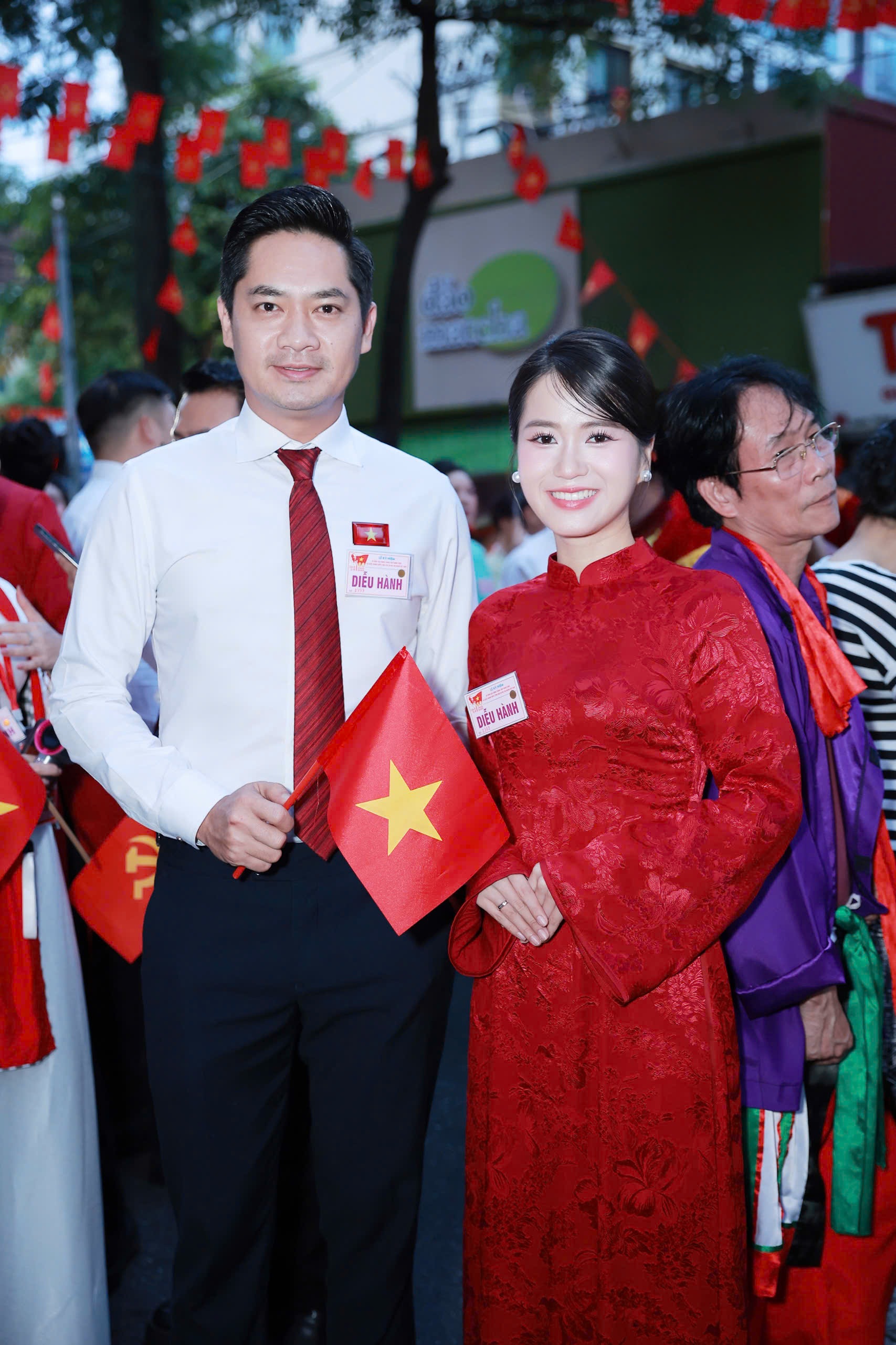 Lam Vy Da își lasă soțul acasă pentru a avea grijă de copii și merge la Hanoi pentru a participa la parada A80 - 3 Lâm Vỹ Dạ để chồng ở nhà chăm con, ra Hà Nội tham gia diễu hành A80 - 3
