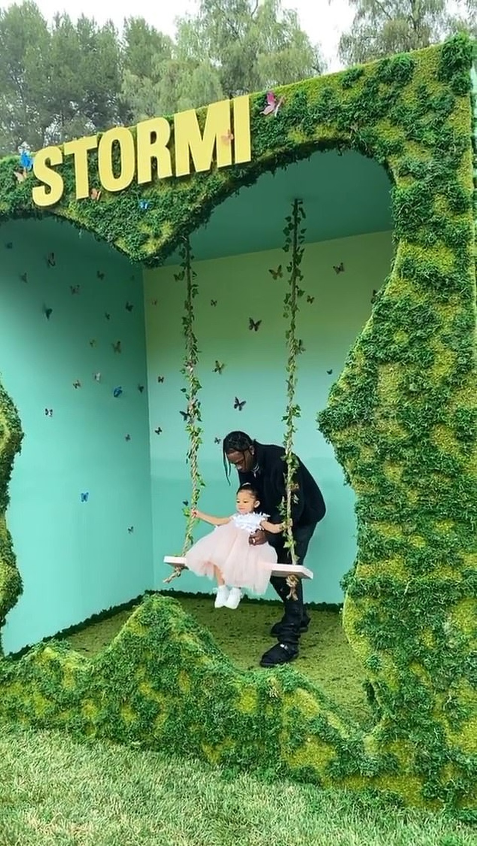 Kylie Jenner chuẩn bị cho sinh nhật xa hoa của con gái - 4 Kylie Jenner chuẩn bị cho sinh nhật xa hoa của con gái - 4