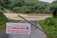 Mưa lớn, nhiều cầu tràn ở Nghệ An ngập sâu cả mét