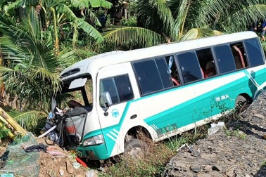 Phú Yên: Xe khách lao xuống ruộng khi đang đổ đèo