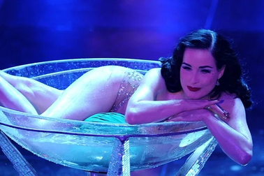 Câu lạc bộ thoát y ở Paris - nơi Lisa Blackpink biểu diễn - có gì đặc biệt?