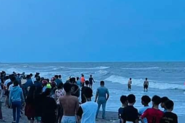 5 học sinh rủ nhau tắm biển, 2 em mất tích