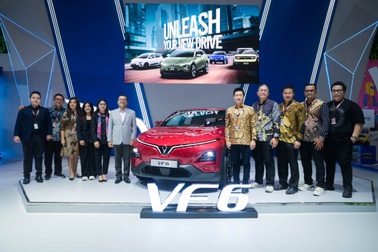 VinFast trưng bày mẫu xe VF 6 tay lái nghịch tại triển lãm IIMS Surabaya 2025