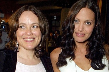 Angelina Jolie tưởng nhớ tới mẹ