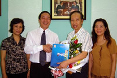 Ngân hàng Công thương Hoàn Kiếm tặng Quỹ nhân ái 5 triệu đồng