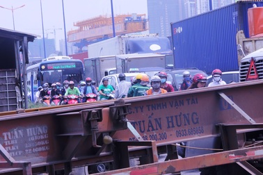 Xe container “nối đuôi” nhau dưới cầu Rạch Chiếc